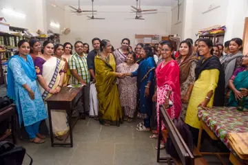 ജില്ലാ പഞ്ചായത്ത് വള്ളത്തോൾ നഗർ ഡിവിഷൻ എൽഡിഎഫ് സ്ഥാനാർഥി വി എം ബുഷറ ചെറുതുരുത്തി ഗവൺമെന്റ് ഹയർ സെക്കൻഡറി സ്കൂളിൽ അധ്യാപകരോട് വോട്ടഭ്യർഥിക്കുന്നു.