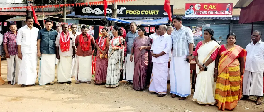 ജില്ലാ പഞ്ചായത്ത് ചടയമംഗലം ഡിവിഷൻ എൽഡിഎഫ്  സ്ഥാനാർഥി ആർ ലതാദേവിക്ക് മുരുക്കുമണ്ണിൽ നൽകിയ സ്വീകരണം