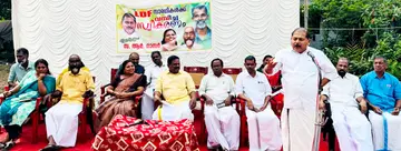 ജില്ലാ പഞ്ചായത്ത്‌ തണ്ണീർമുക്കം ഡിവിഷൻ സ്ഥാനാർത്ഥി വിജയശ്രീ സുനിലിന്റെ പര്യടനം ചെങ്ങണ്ടയിൽ സിപിഐ എം ജില്ലാ സെക്രട്ടറി ആർ നാസർ ഉദ്ഘാടനംചെയ്യുന്നു 