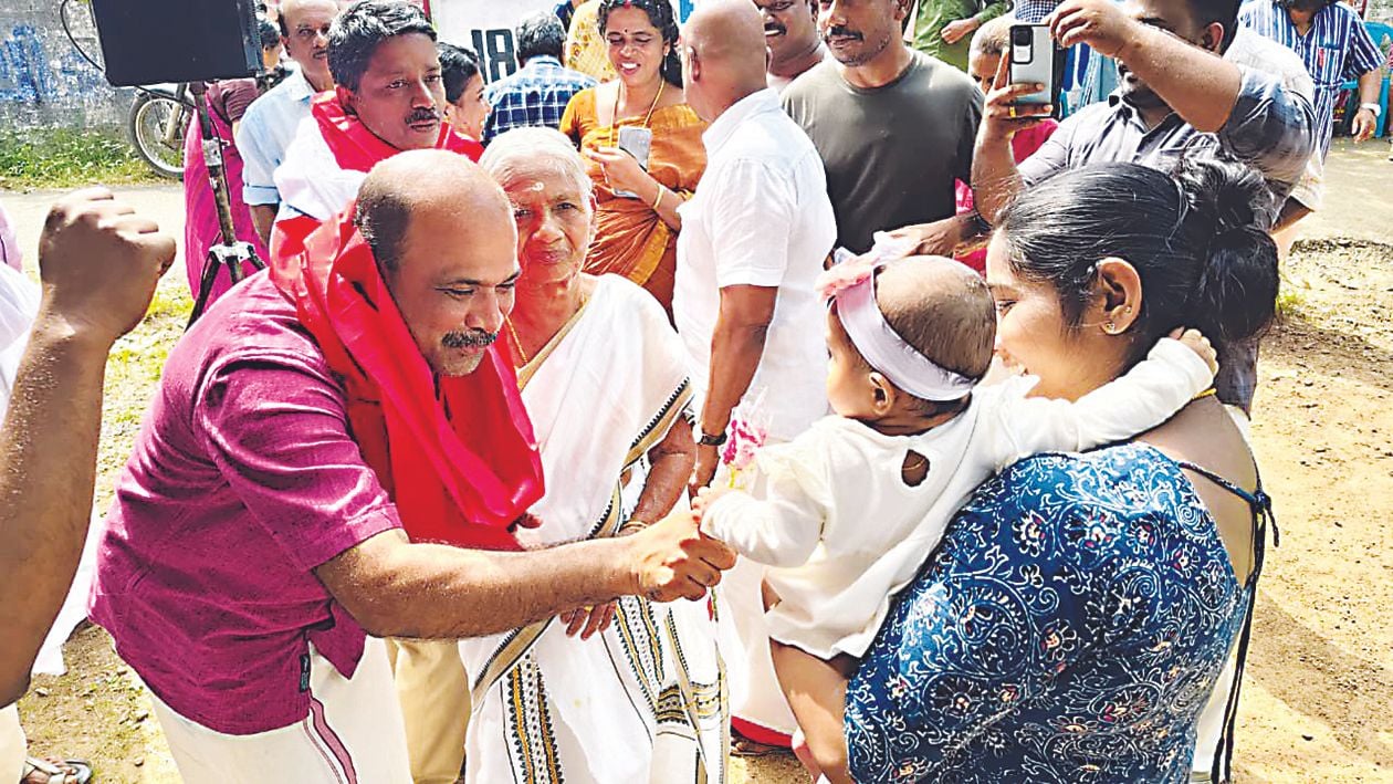 മാരാരിക്കുളം ഡിവിഷൻ സ്ഥാനാർഥി അഡ്വ. ആർ റിയാസിന് നോൺ ടൗൺ തുമ്പോളി വടക്കാലിശേരി    ക്ഷേത്രത്തിന്‌ കിഴക്ക് സ്വീകരണംനൽകുന്നു
