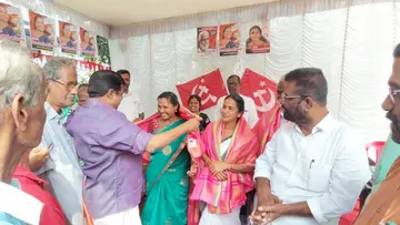 ജില്ലാ പഞ്ചായത്ത്‌ ആര്യാട് ഡിവിഷൻ സ്വീകരണ പര്യടനം  പൊന്നാട് സ്ഥാനാർഥികളെ സ്വീകരിച്ച്  പി പി ചിത്തരഞ്ജൻ എംഎൽഎ ഉദ്ഘാടനംചെയ്യുന്നു