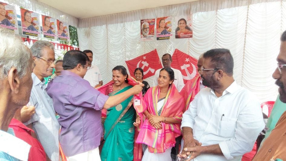 ജില്ലാ പഞ്ചായത്ത്‌ ആര്യാട് ഡിവിഷൻ സ്വീകരണ പര്യടനം  പൊന്നാട് സ്ഥാനാർഥികളെ സ്വീകരിച്ച്  പി പി ചിത്തരഞ്ജൻ എംഎൽഎ ഉദ്ഘാടനംചെയ്യുന്നു