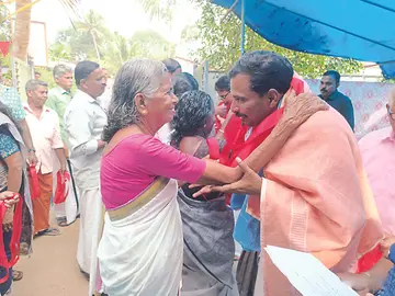 ജില്ലാ പഞ്ചായത്ത് കഞ്ഞിക്കുഴി ഡിവിഷൻ സ്ഥാനാർഥി എസ് രാധാകൃഷ്ണനെ സ്വീകരിക്കുന്നു