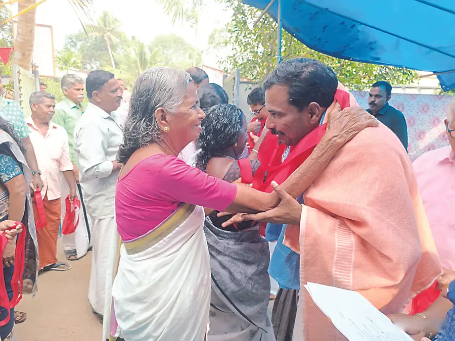 ജില്ലാ പഞ്ചായത്ത് കഞ്ഞിക്കുഴി ഡിവിഷൻ സ്ഥാനാർഥി എസ് രാധാകൃഷ്ണനെ സ്വീകരിക്കുന്നു