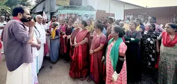 പുത്തൂർ തെക്കുംപുറം കാഷ്യൂ ഫാക്ടറിയിൽ നെടുവത്തുർ ജില്ലാ പഞ്ചായത്ത് ഡിവിഷൻ എൽഡിഎഫ്  സ്ഥാനാർഥി  എസ് ആർ അരുൺബാബുവിന് നൽകിയ സ്വീകരണം 