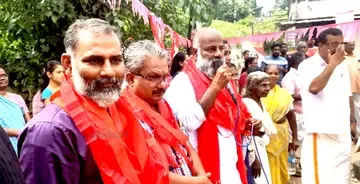 കൊട്ടിയം വഞ്ചിമുക്കിൽ ജില്ലാ പഞ്ചായത്ത് ഇത്തിക്കര ഡിവിഷൻ സ്ഥാനാർഥി അഡ്വ.  ദിലീപ് കുമാറിനും മറ്റു സ്ഥാനാർഥികൾക്കും സ്വീകരണം നൽകുന്നു