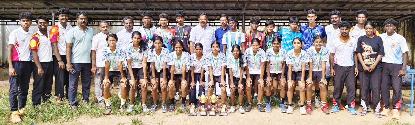 ആലപ്പുഴ ജില്ലാ സബ്ജൂനിയർ നെറ്റ്ബോൾ ചാമ്പ്യൻഷിപ്പിൽ ചാമ്പ്യന്മാരായ പല്ലന എംകെഎഎം, ചെന്നിത്തല മഹാത്മാ സ്‌കൂൾ ടീമുകൾ