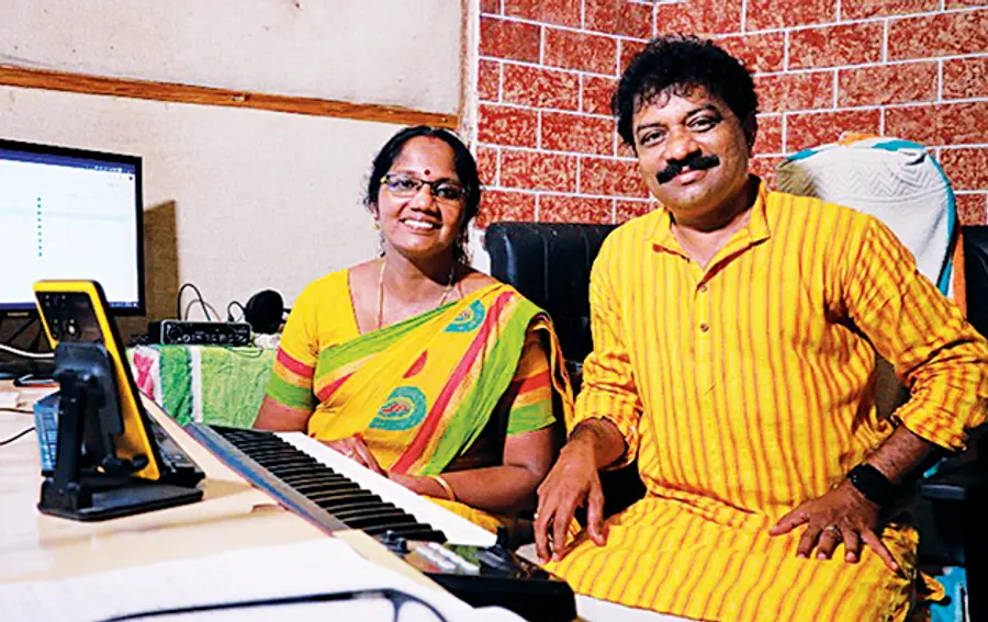 ജി നിശീകാന്ത്‌ ഭാര്യയും ചെങ്ങന്നൂർ ബ്ലോക്ക് പഞ്ചായത്ത് ബുധനൂർ  ഡിവിഷനിലെ എൽഡിഎഫ്‌ സ്ഥാനാർഥിയുമായ സവിത നിശീകാന്തിനൊപ്പം 