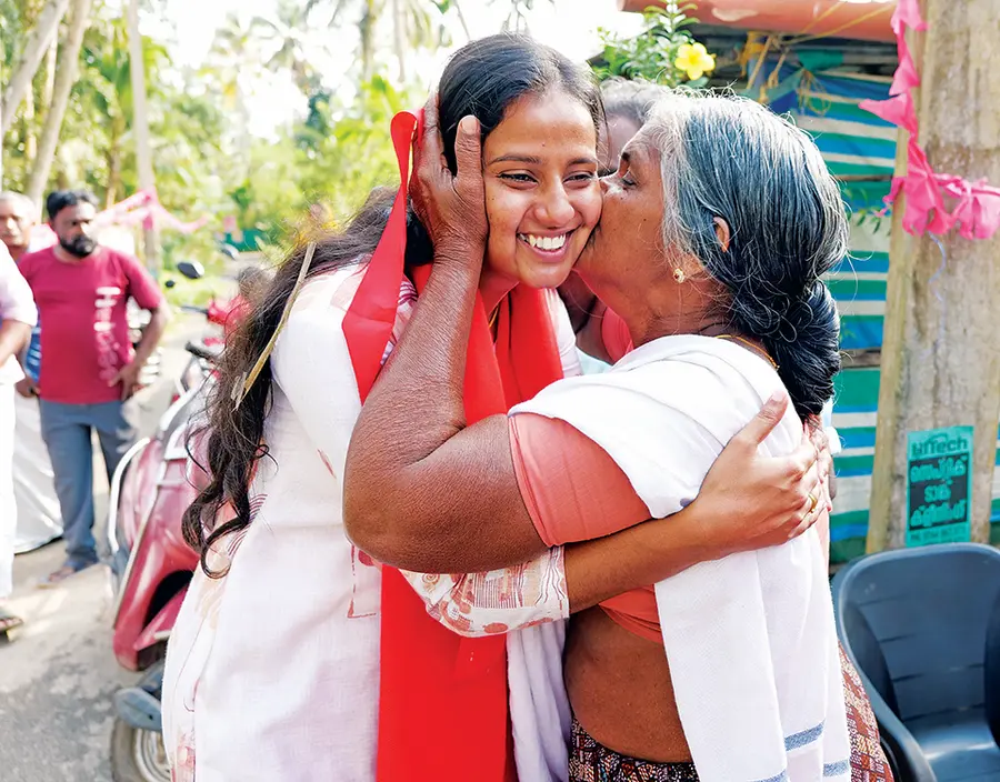 കരുവാറ്റ ഡിവിഷൻ എൽഡിഎഫ് സ്ഥാനാർഥി അനില രാജു പ്രചാരണത്തിനിടെ 