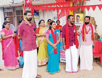 ജില്ലാ പഞ്ചായത്ത് മനക്കോടം ഡിവിഷൻ സ്ഥാനാർത്ഥി നിതിൻ സെബാസ്റ്റ്യൻ ആലത്തറ എഴുപുന്നയിലെ പര്യടനത്തിനിടയിൽ