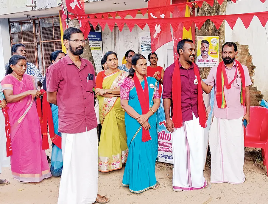 ജില്ലാ പഞ്ചായത്ത് മനക്കോടം ഡിവിഷൻ സ്ഥാനാർത്ഥി നിതിൻ സെബാസ്റ്റ്യൻ ആലത്തറ എഴുപുന്നയിലെ പര്യടനത്തിനിടയിൽ