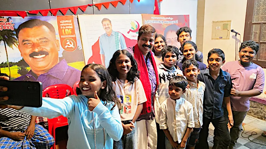 അമ്പലപ്പുഴ ഡിവിഷൻ എൽഡിഎഫ് സ്ഥാനാർഥി ഇ കെ ജയൻ പര്യടനത്തിനിടെ കുട്ടികൾക്കൊപ്പം