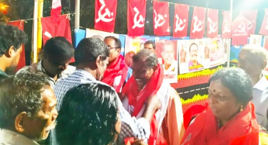 പള്ളിപ്പാട് ഡിവിഷൻ എൽഡിഎഫ് സ്ഥാനാർഥി കെ കാർത്തികേയനെ സ്വീകരിക്കുന്നു