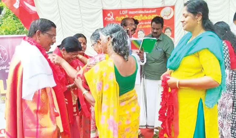 ജില്ലാ പഞ്ചായത്ത് കൃഷ്ണപുരം ഡിവിഷൻ എൽഡിഎഫ് സ്ഥാനാർഥി ഡി അംബുജാക്ഷി ടീച്ചർക്ക് ദേവികുളങ്ങരയിൽ നൽകിയ സ്വീകരണം