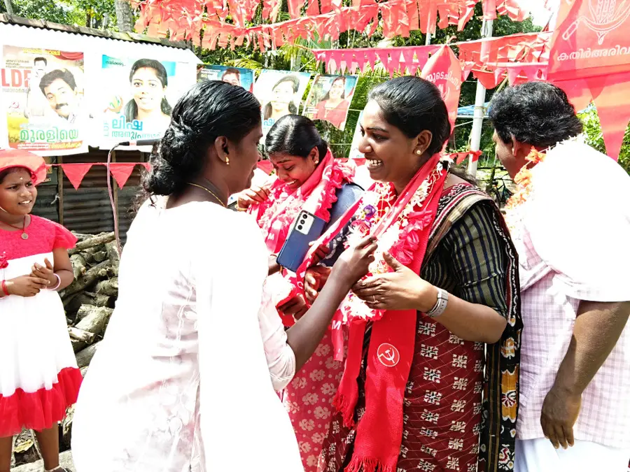 എൽഡിഎഫ് സ്ഥാനാർഥി ലിഷ അനുപ്രസാദിനെ സ്വീകരിക്കുന്നു