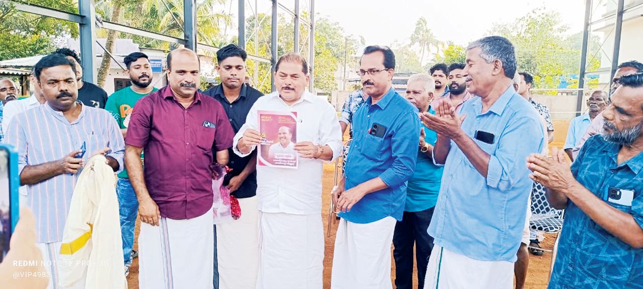 ജില്ലാ പഞ്ചായത്ത് മാരാരിക്കുളം ഡിവിഷൻ എൽഡിഎഫ് സ്ഥാനാർഥി അഡ്വ. ആർ റിയാസിന്റെ പ്രകടനപത്രിക സിപിഐ എം ജില്ലാ സെക്രട്ടറി ആർ നാസർ പ്രകാശിപ്പിക്കുന്നു 