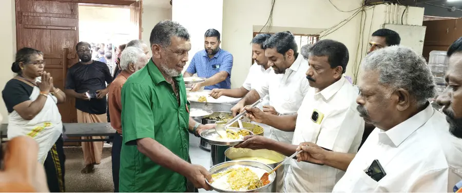മതസൗഹാർദത്തിന് മാറ്റ്‌ പകർന്ന് എരുമേലി വാവർപള്ളി പ്രതിനിധികൾ ഇക്കുറിയും അമ്പലപ്പുഴ ശ്രീകൃഷ്‌ണസ്വാമി ക്ഷേത്രത്തിൽ അന്നദാനം നടത്തി. ക്ഷേത്രം ഊട്ടുപുരയിൽ അമ്പലപ്പുഴ യോഗം പേട്ട സംഘത്തിന്റെ നേതൃത്വത്തിലുള്ള അന്നദാനത്തിന്റെ 21–-ാം ദിവസമായ ഞായറാഴ്‌ചയാണ് വാവർപള്ളി വകയായി അന്നദാനം നടത്തിയത്.
