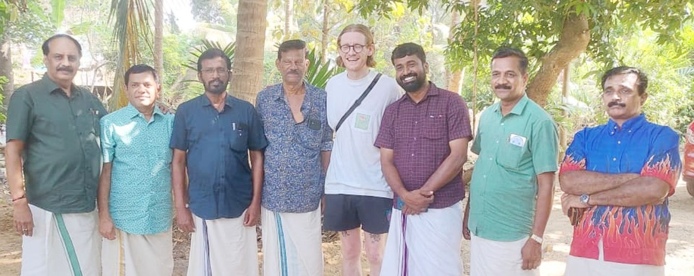 കുഴൽമന്ദത്തെ എൽഡിഎഫ് പ്രവർത്തകരോടൊപ്പം ബ്രിട്ടനിലെ ലേബർ പാർടി പ്രവർത്തകൻ ടോം 