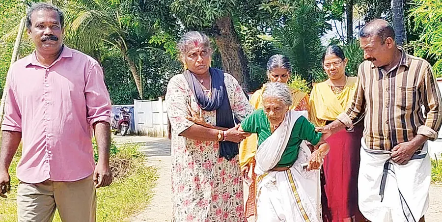 കാർത്ത്യായനിയെ ബന്ധുക്കൾ വോട്ടുചെയ്യിക്കാൻ എത്തിക്കുന്നു
