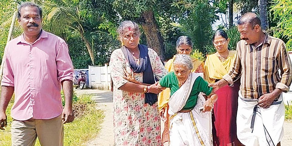 കാർത്ത്യായനിയെ ബന്ധുക്കൾ വോട്ടുചെയ്യിക്കാൻ എത്തിക്കുന്നു