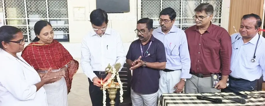 വണ്ടാനം മെഡിക്കൽ കോളേജ് ആശുപത്രിയിൽ ആരംഭിച്ച ഹെൽപ്പ് ഡെസ്‌ക്‌ പ്രിൻസിപ്പൽ ഡോ. ബി പത്മകുമാർ  ഉദ്ഘാടനംചെയ്യുന്നു