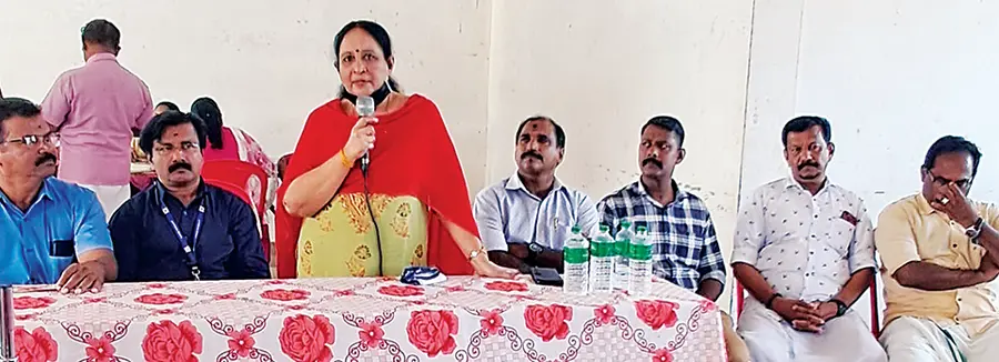 നൂറനാട് പടനിലം പരബ്രഹ്മക്ഷേത്ര ഭരണസമിതിയുടെയും കല്ലൂർ ആർസിസിയുടെയും നേതൃത്വത്തിൽ സംഘടിപ്പിച്ച
സൗജന്യ കാൻസർ നിർണയ ക്യാമ്പ് മെഡിക്കൽ ഓഫീസർ ഡോ. ലത ഉദ്ഘാടനംചെയ്യുന്നു