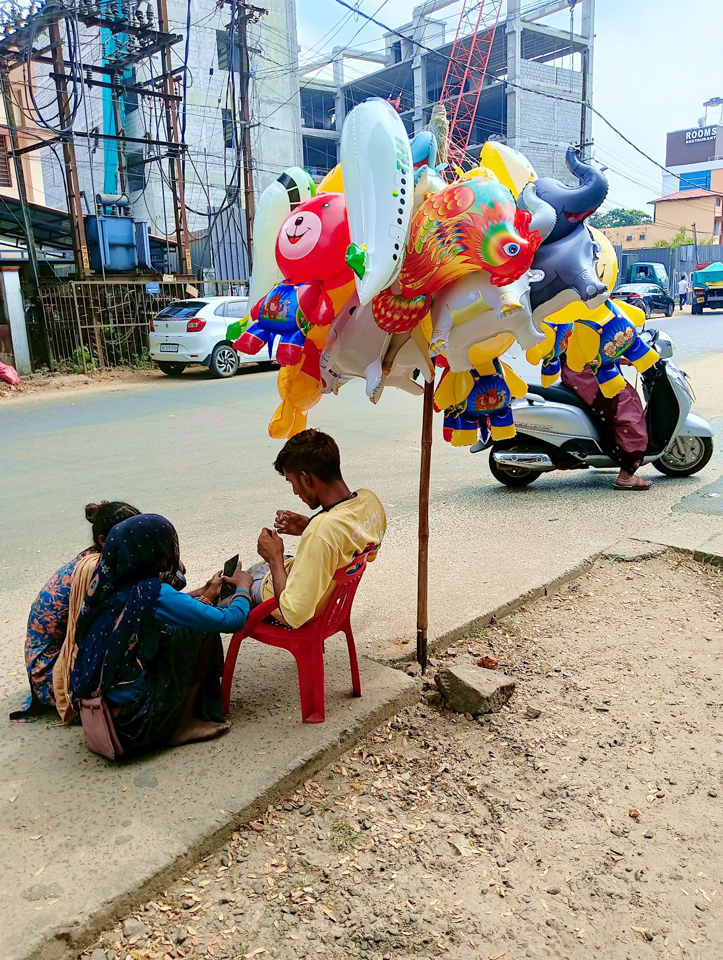 ബലൂൺ വിൽപ്പനയ്ക്കെത്തിയ ഇതരസംസ്ഥാന തൊഴിലാളി കുടുംബം