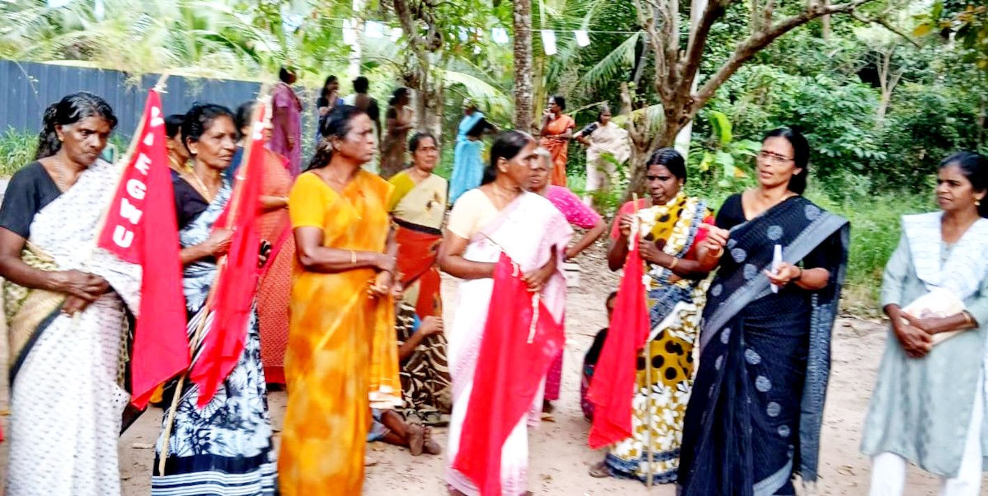 തൊഴിലുറപ്പ് പദ്ധതിയെ തകർക്കുന്ന കേന്ദ്ര സർക്കാർ നയത്തിനെതിരെ എൻ ആർ ഇ ജി വർക്കേഴ്സ് യൂണിയൻ  സർവോദയപുരത്ത് സംഘടിപ്പിച്ച പ്രതിഷേധം യൂണിയൻ ജില്ലാ സെക്രട്ടറി പി പി  സംഗീത ഉദ്ഘാടനംചെയ്യുന്നു