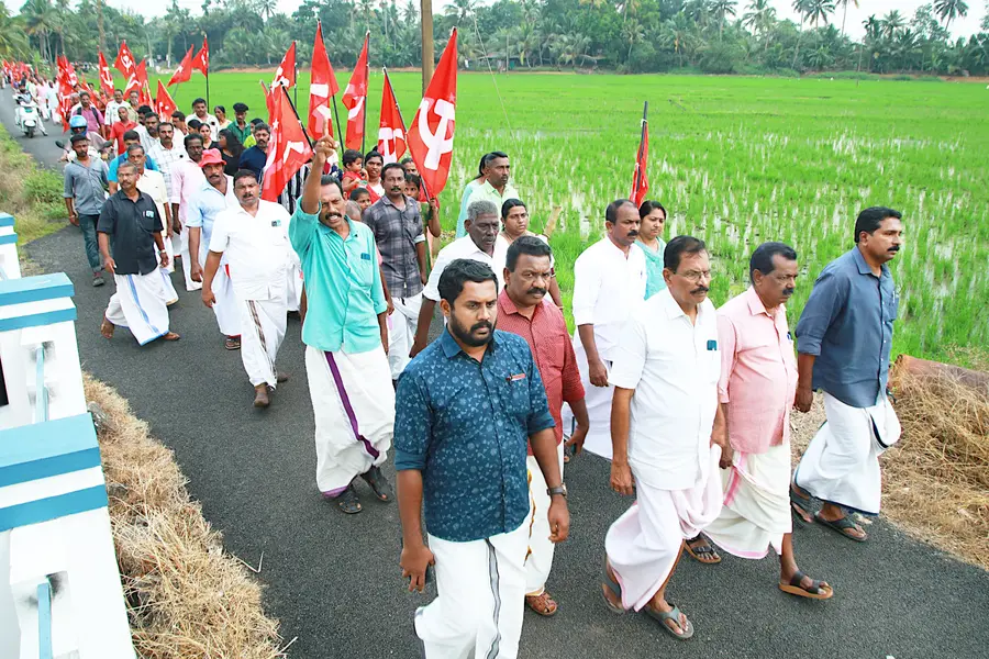 ജില്ലാ പഞ്ചായത്ത് എൽഡിഎഫ്‌ സ്ഥാനാർഥിയായിരുന്ന കെ ആർ രാംജിത്തിനെ ബിജെപിക്കാർ വധിക്കാൻ ശ്രമിച്ചതിൽ പ്രതിഷേധിച്ച്‌ നീലംപേരൂരിൽ സംഘടിപ്പിച്ച പ്രകടനം 