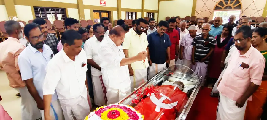 എം ത്യാഗരാജന് ആർ നാസർ അന്ത്യോപചാരമർപ്പിക്കുന്നു