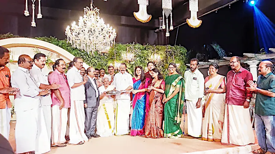 ഏലിയാമ്മ മത്തായിയുടെ നവതിയാഘോഷവേളയിൽ കനിവിന് നൽകിയ ആംബുലൻസിൻ്റെ താക്കോൽ സിപിഐ എം സംസ്ഥാന സെക്രട്ടറി എം വി ഗോവിന്ദനും യു പ്രതിഭ എംഎൽഎയും ചേർന്ന് ഏറ്റുവാങ്ങുന്നു