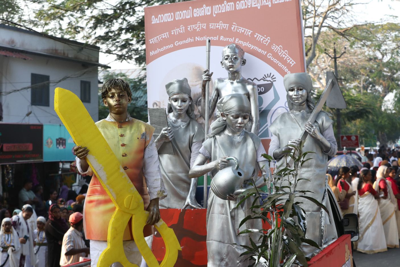 തൊഴിലുറപ്പ് പദ്ധതിയിൽ നിന്ന് ഗാന്ധിജിയുടെ പേര് ഒഴിവാക്കിയതിനെതിരെ ഡ്രീം നൈറ്റ് ബാലസഭ അവതരിപ്പിച്ച ടാബ്ലോ