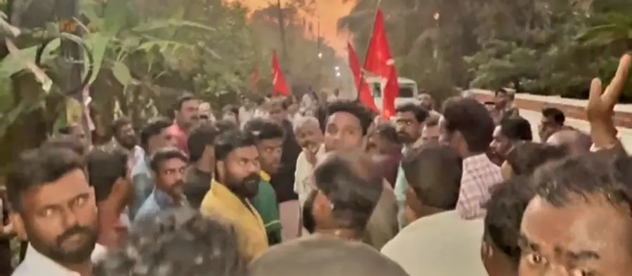 ആക്രമണത്തെ തുടർന്ന് മാനിനയിൽ സിപിഐ എം പ്രവർത്തകർ നടത്തിയ പ്രതിഷേധം