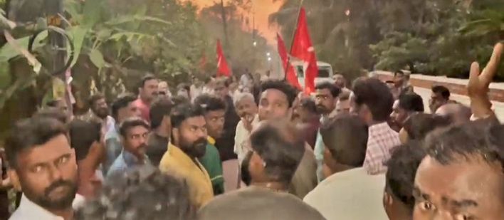 ആക്രമണത്തെ തുടർന്ന് മാനിനയിൽ സിപിഐ എം പ്രവർത്തകർ നടത്തിയ പ്രതിഷേധം