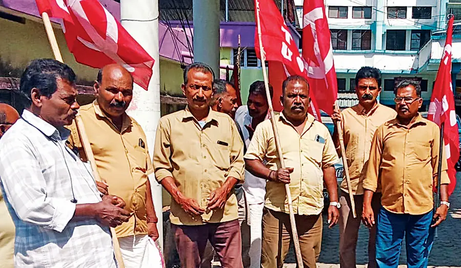 ഓട്ടോ ടാക്സി ടെമ്പോ വർക്കേഴ്സ് യൂണിയൻ ചെങ്ങന്നൂർ ഏരിയ കമ്മിറ്റി ജോയിന്റ് ആർടി ഓഫീസിനു മുന്നിൽ സംഘടിപ്പിച്ച പ്രതിഷേധ യോഗം സിഐടിയു ജില്ലാ സെക്രട്ടറി കെ കെ ചന്ദ്രൻ ഉദ്ഘാടനംചെയ്യുന്നു