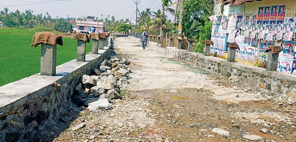 നിർമ്മാണം പുരോഗമിക്കുന്ന മങ്കൊമ്പ് ക്ഷേത്രം റോഡ്