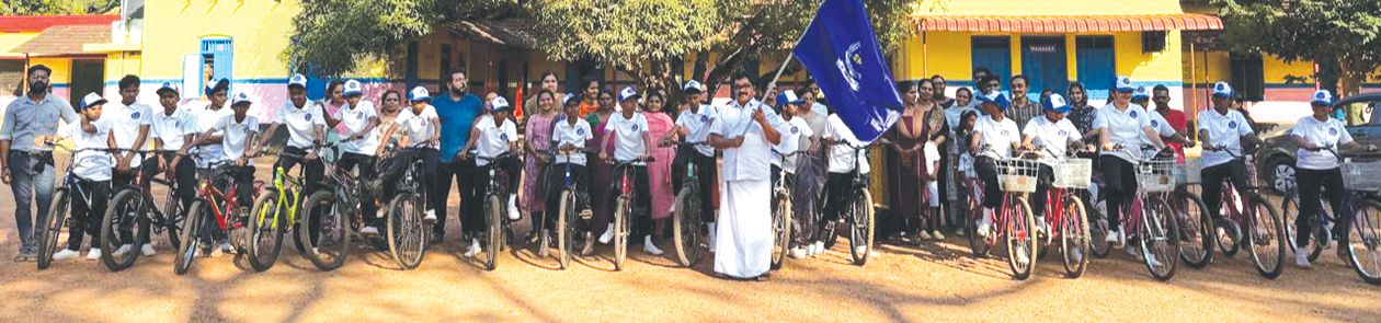 പടനിലം ഹയർസെക്കൻഡറി സ്‌കൂളിൽ ആരംഭിക്കുന്ന എൻസിസി ക്യാമ്പിന് മുന്നോടിയായി സംഘടിപ്പിച്ച  വിളംബര സൈക്കിൾറാലി സ്‌കൂൾ മാനേജർ പി അശോകൻനായർ ഫ്ലാഗ് ഓഫ് ചെയ്യുന്നു