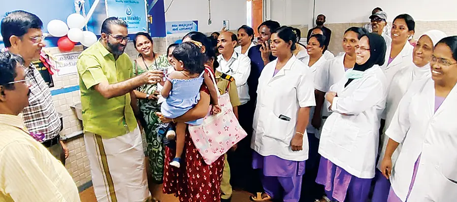വണ്ടാനം മെഡിക്കൽ കോളേജ് ആശുപത്രിയിലെത്തിയ യുവതിക്കും കുഞ്ഞിനും എംഎൽഎ കുടിവെള്ള പദ്ധതിയുടെ ഭാഗമായി ആരംഭിച്ച ആർഒ പ്ലാന്റിൽനിന്ന് കുടിവെള്ളം നൽകി എച്ച് സലാം എംഎൽഎ പദ്ധതി ഉദ്ഘാടനംചെയ്യുന്നു​
