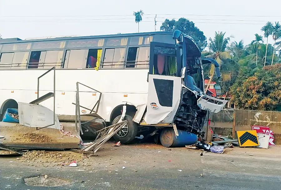 ചേപ്പാട് ജങ്ഷന് വടക്കുഭാഗത്ത്
ടൂറിസ്റ്റ് ബസ് ഡിവൈഡറിലേക്ക്
ഇടിച്ചുകയറിയപ്പോൾ