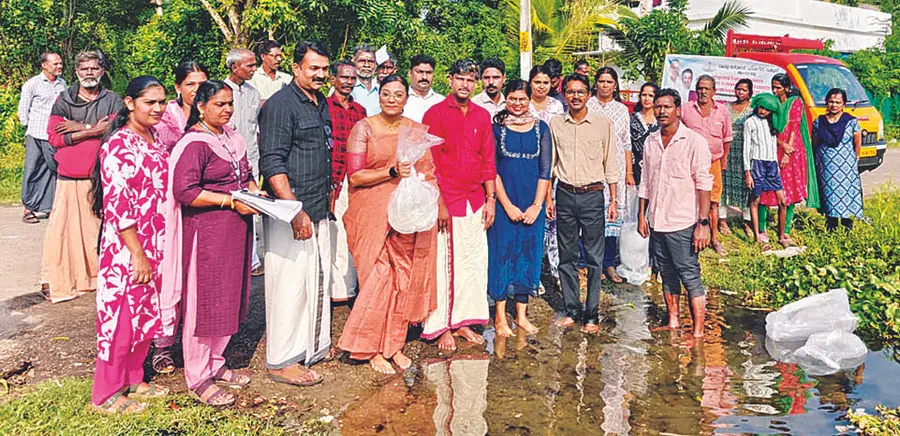 തുറവൂർ തൈക്കാട്ടുശേരി കടവിൽ 4,00,000 കാര ചെമ്മീൻ കുഞ്ഞുങ്ങളെ നിക്ഷേപിച്ച് ദലീമ എംഎൽഎ ഉദ്ഘാടനംചെയ്തു