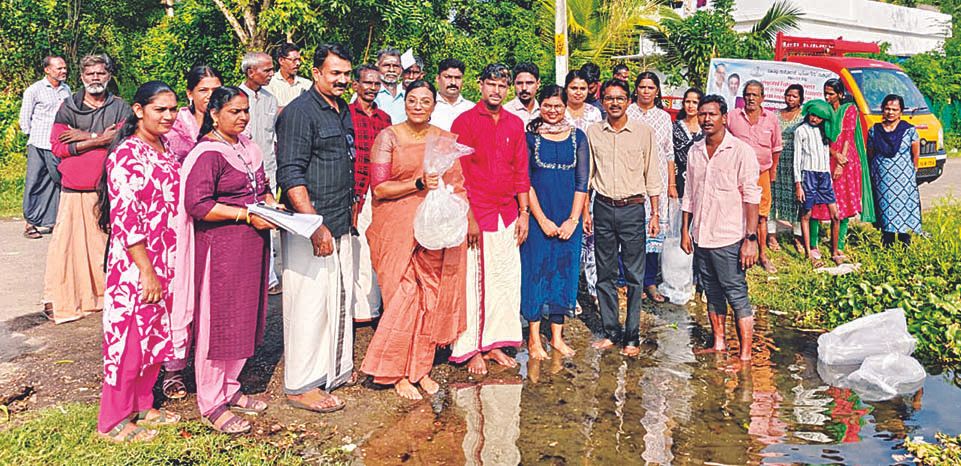 തുറവൂർ തൈക്കാട്ടുശേരി കടവിൽ 4,00,000 കാര ചെമ്മീൻ കുഞ്ഞുങ്ങളെ നിക്ഷേപിച്ച് ദലീമ എംഎൽഎ ഉദ്ഘാടനംചെയ്‌തു
