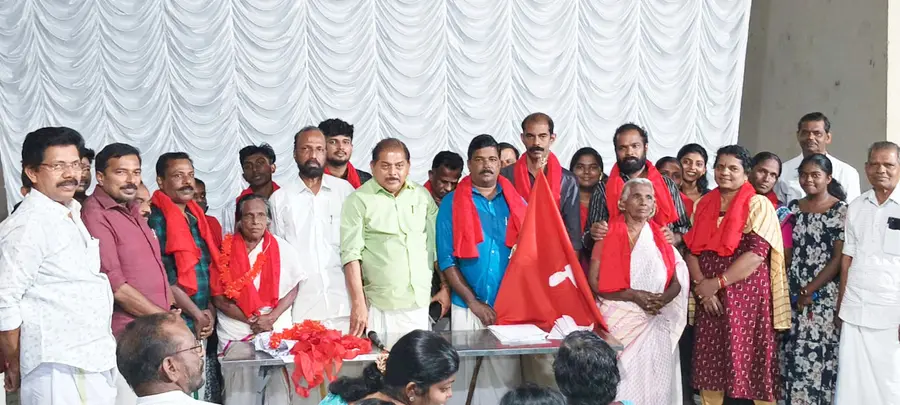 കണ്ണർകാട് പ്രദേശത്ത് സിപിഐ വിട്ട് സിപിഐ എമ്മിനൊപ്പം വന്നവരെ ജില്ലാ സെക്രട്ടറി ആർ നാസർ സ്വീകരിക്കുന്നു