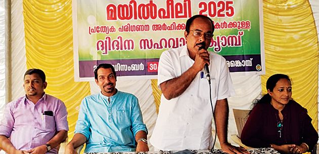 സമഗ്രശിക്ഷാ കേരള ആലപ്പുഴ മങ്കൊമ്പ് ബിആർസി സംഘടിപ്പിക്കുന്ന ദ്വിദിന സഹവാസക്യാമ്പ്  ചമ്പക്കുളം പഞ്ചായത്ത് പ്രസിഡന്റ്‌ തങ്കച്ചൻ കൂലിപ്പുരയ-്‌ക്കൽ ഉദ്ഘാടനംചെയ്യുന്നു