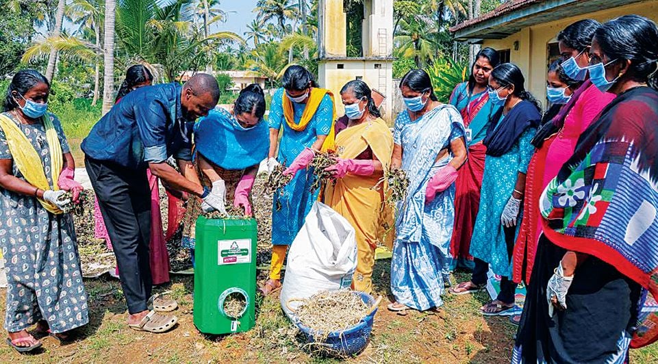 അമൃത സ-്‌കൂൾ ഫോർ സസ്റ്റൈനബിൾ ഫ്യൂച്ചേഴ്‌സ് പുളിങ്കുന്നിൽ സംഘടിപ്പിച്ച കാക്കപ്പോളയിൽനിന്ന്‌ ജൈവവളനിർമാണത്തിന്റെ പരിശീലനത്തിൽനിന്ന്‌
