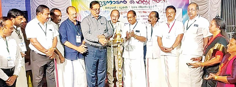 കുട്ടനാടൻ ഫെസ്റ്റ് ജില്ലാ കലക്‍ടർ അലക്‍സ് വർഗീസ് ഉദ്ഘാടനംചെയ്യുന്നു