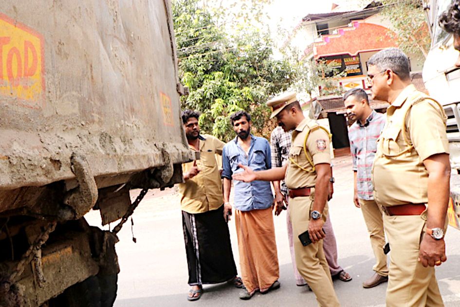 മണൽ ലോറികൾ മോട്ടോർ വെഹിക്കിൾ ഇൻസ്പെക്ടർമാർ മുഹമ്മയിൽ  പരിശോധിക്കുന്നു