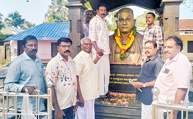 ആറാട്ടുപുഴ വേലായുധപ്പണിക്കരുടെ രക്തസാക്ഷിത്വ വാർഷികദിനത്തോടനുബന്ധിച്ച് അദ്ദേഹത്തിന്റെ പ്രതിമയിൽ നടന്ന പുഷ-്പാർച്ചന