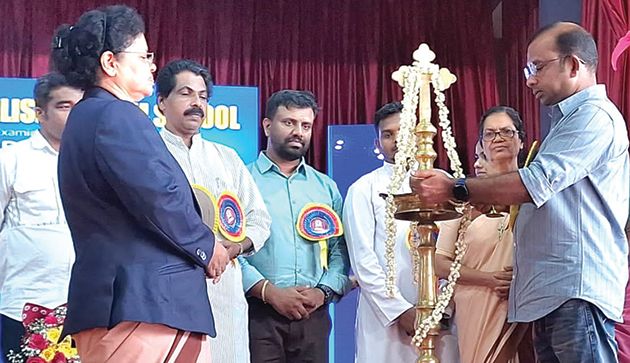 സെ. ജോസഫ്സ് കോൺവെന്റ് ഇംഗ്ലീഷ് മീഡിയം സ്‍കൂൾ വാർഷികം ഭരണിക്കാവ് ബ്ലോക്ക് ഡെവലപ്മെന്റ് ഓഫീസർ സി വി അജയകുമാർ ഉദ്ഘാടനംചെയ്യുന്നു