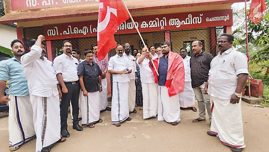 യുവമോർച്ച  ജില്ലാ വെെസ-്പ്രസിഡന്റ് ബെൻ ബോസിനെ സിപിഐ എം ജില്ലാ കമ്മിറ്റിയംഗം എം എച്ച് റഷീദ് പതാക നൽകി സ്വീകരിക്കുന്നു