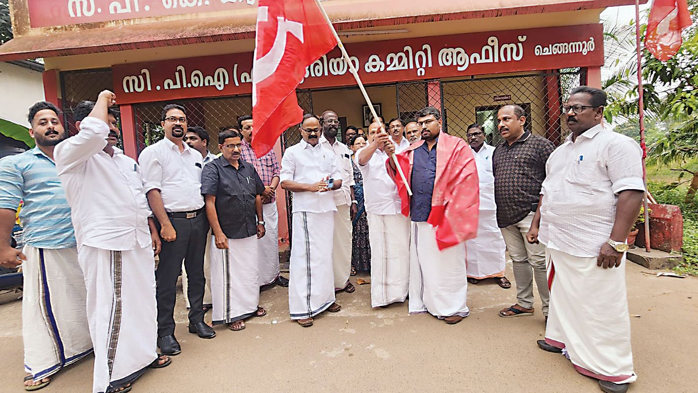 യുവമോർച്ച  ജില്ലാ വെെസ-്പ്രസിഡന്റ് ബെൻ ബോസിനെ സിപിഐ എം ജില്ലാ കമ്മിറ്റിയംഗം എം എച്ച് റഷീദ് പതാക നൽകി സ്വീകരിക്കുന്നു